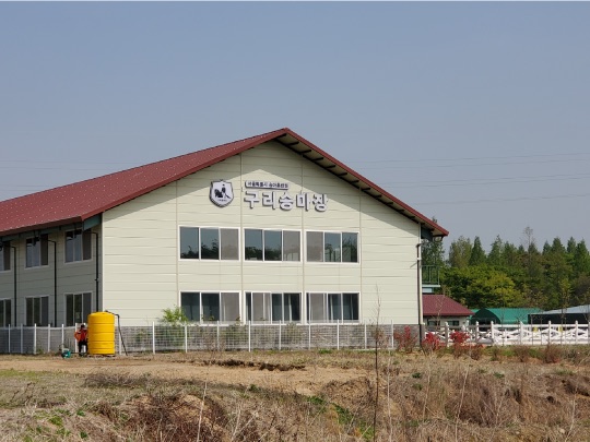 구리승마클럽 간판이 걸린 2층 건물